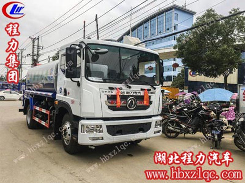 東風D9噴霧車整裝完畢，奔赴“戰場”