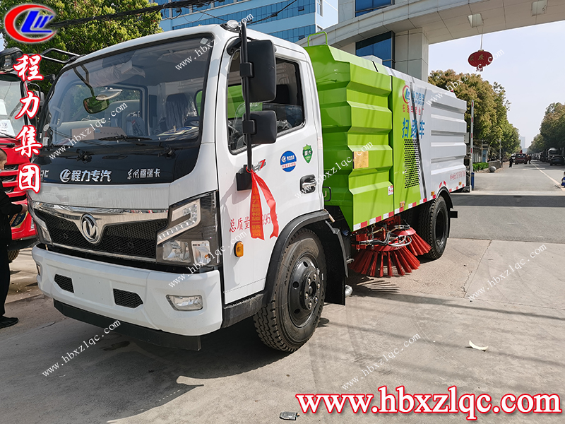 程力集團東風福瑞卡掃路車，北京客戶到廠自提車并學習操作方法